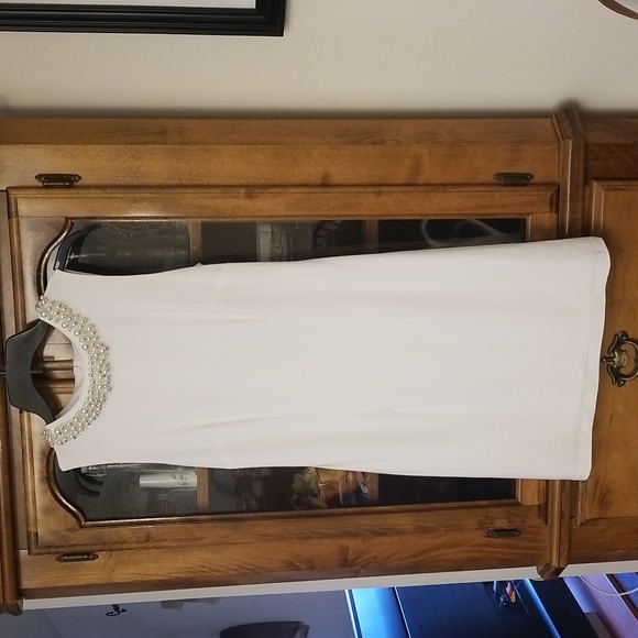 Beautiful white Joseph Ribkoff Dress - Picture 3 of 14